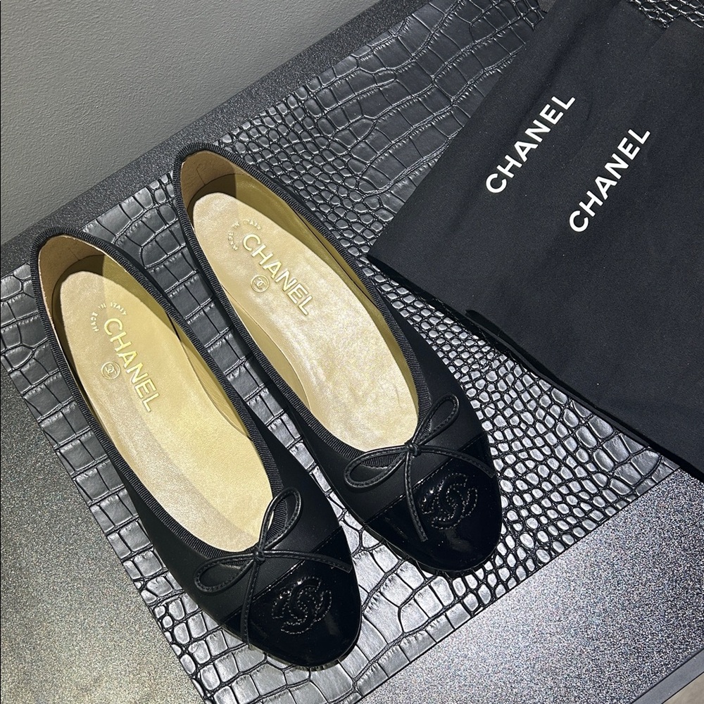 CHANEL Black Leather Cap-Toe Ballet Flats with CC Logo - Picture 2 of 12